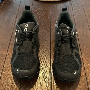 On women’s cloud 5 black waterproof sneakers; size 7 1/5
